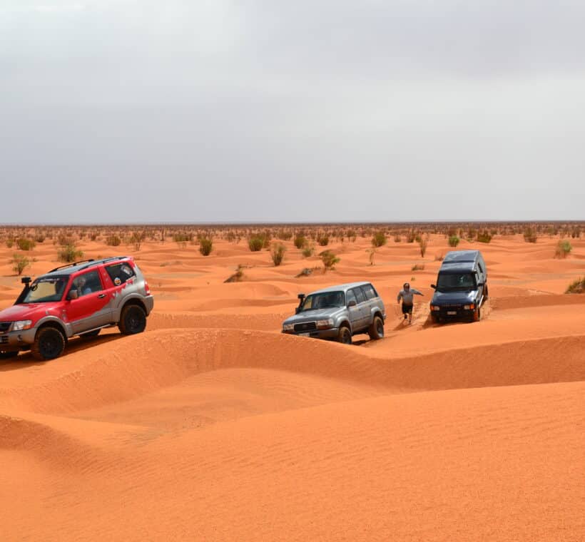 Veicoli 4x4 che affrontano le dune del deserto tunisino durante il viaggio in Tunisia AF Travel Firenze