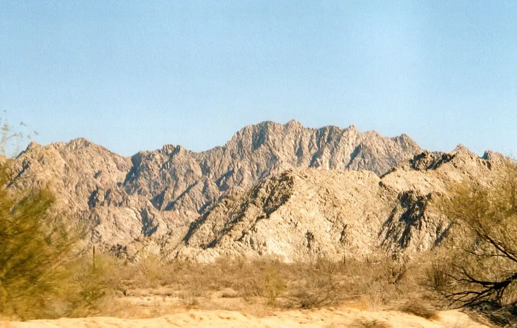 Montagne rocciose e paesaggio desertico del Gran Desierto de Altar in Messico