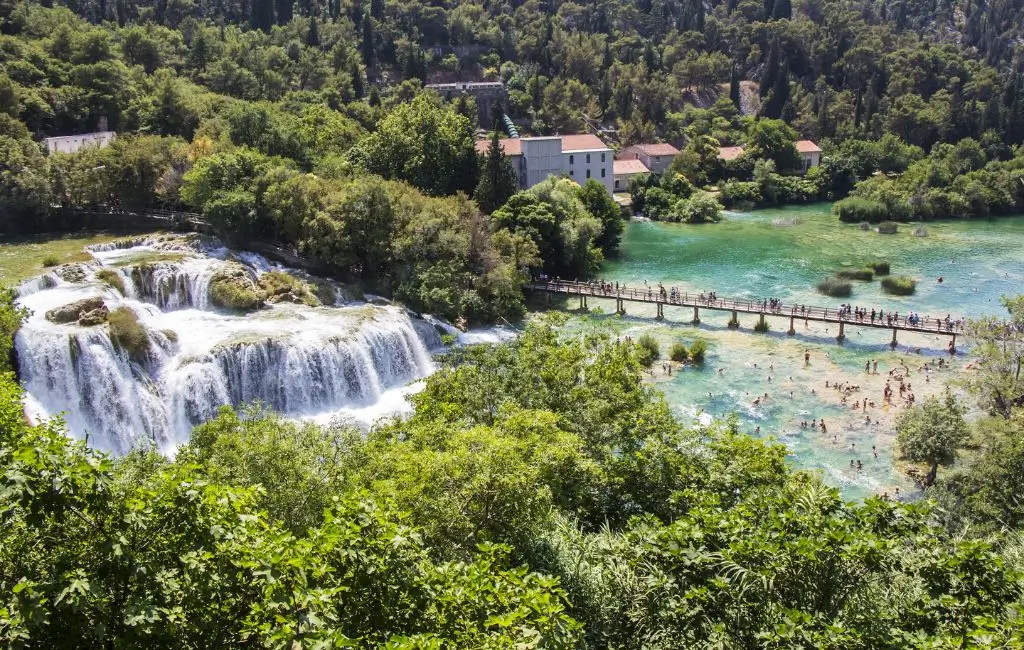 Cascate del Parco Nazionale di Krka in Croazia con visitatori immersi nella natura