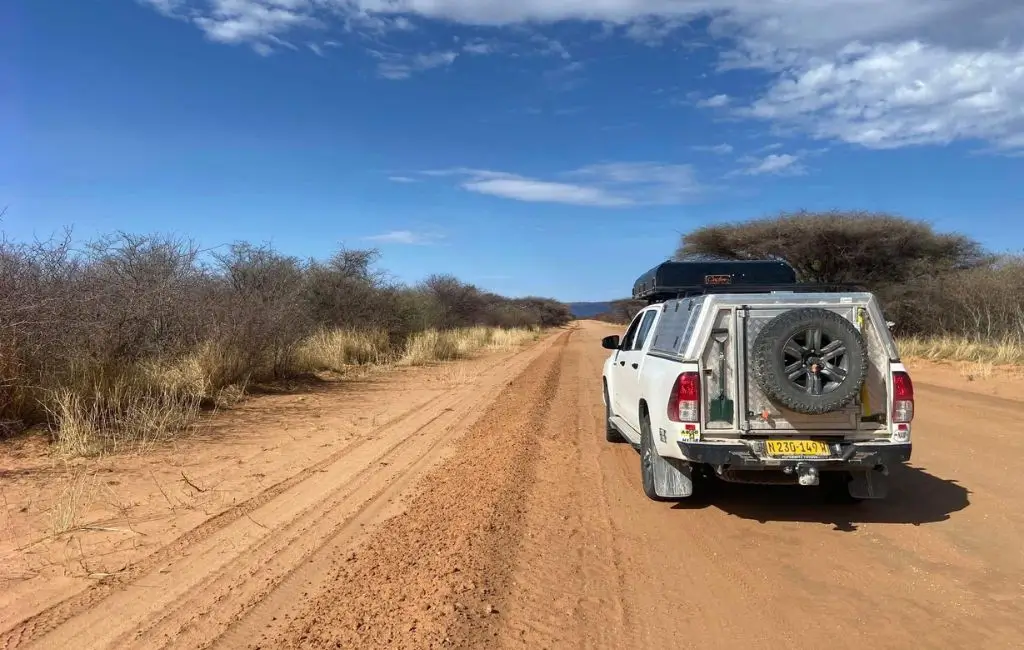 Un fuoristrada lungo un sentiero nel deserto della Namibia durante un viaggio 4x4 organizzato da AF Travel Firenze