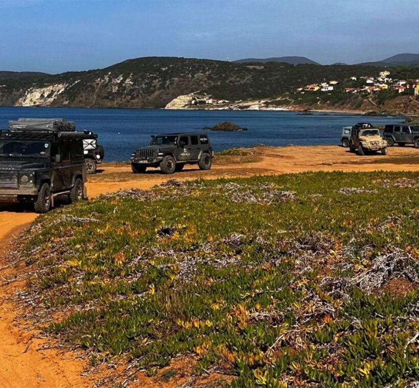 Carovana di veicoli 4x4 con vista mare durante il viaggio Sardegna AF Travel Firenze
