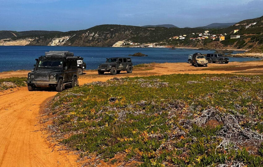 Carovana di veicoli 4x4 con vista mare durante il viaggio Sardegna AF Travel Firenze