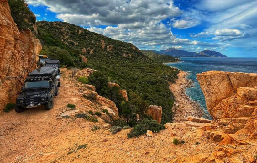 Auto 4x4 su un percorso panoramico in Sardegna durante il viaggio Gallura, Ogliastra e Barbagia AF Travel Firenze