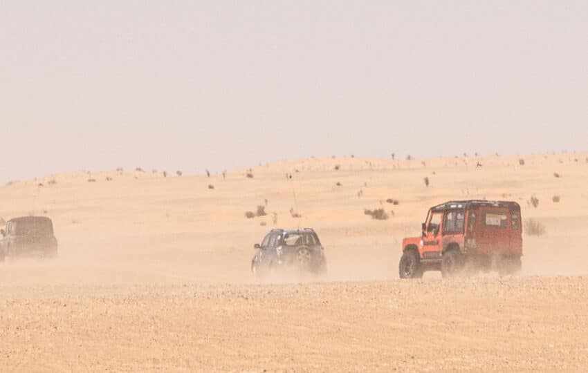 Veicoli 4x4 in movimento nel deserto tunisino con nuvole di polvere durante il viaggio Capodanno Wild Sahara AF Travel Firenze