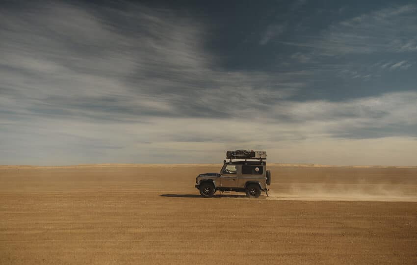 Veicolo 4x4 che attraversa il deserto del Sahara durante il viaggio Wild Sahara AF Travel Firenze