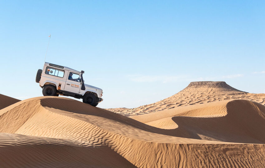 Auto 4x4 sulle dune del Sahara durante il viaggio Capodanno Comfort Sahara con AF Travel Firenze