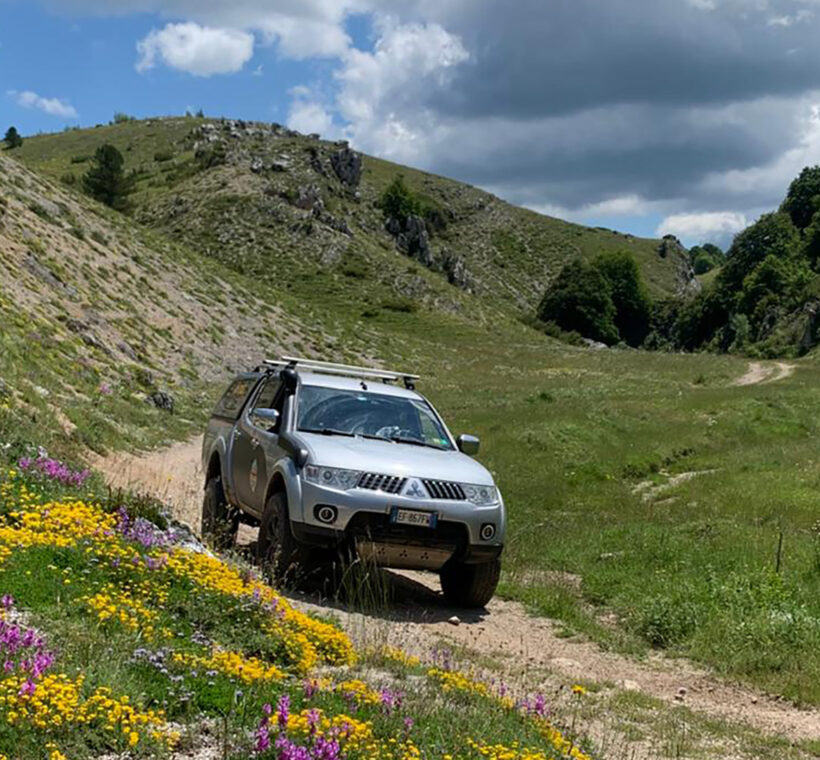 Auto 4x4 sulle montagne dell’Appennino abruzzese durante il viaggio Transappenninica 4x4 AF Travel Firenze
