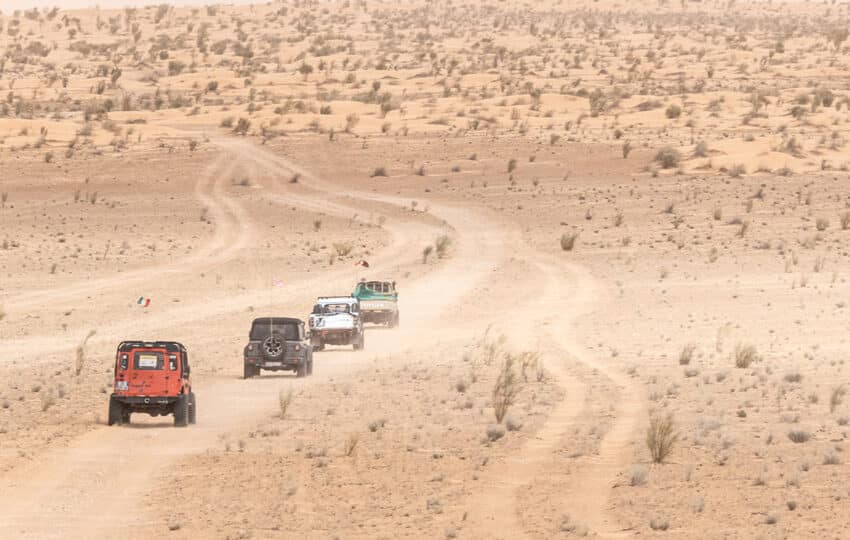 Convoglio di quattro veicoli 4x4 che attraversa il deserto del Sahara durante il viaggio Wild Sahara AF Travel Firenze