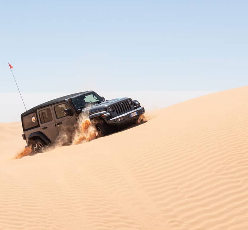 Auto 4x4 nel deserto di Bir Aouine durante il viaggio AF Travel Firenze