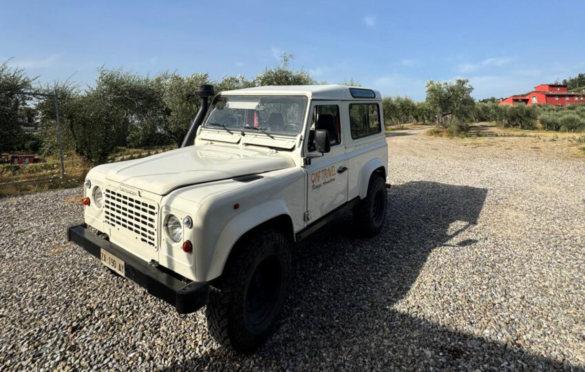 Auto 4x4 impegnata in un percorso fuoristrada durante il corso 4x4 AF Travel Experience in Toscana