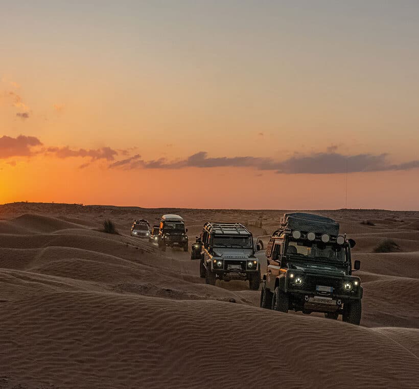 Carovana nel deserto del Sahara al tramonto durante il viaggio Herero Expedition AF Travel Firenze